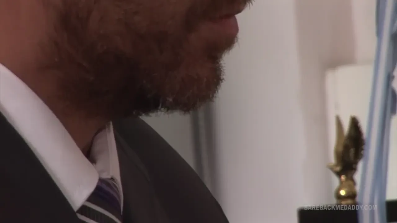 El director andres castigando uno de los alumnos por que se porto mal 