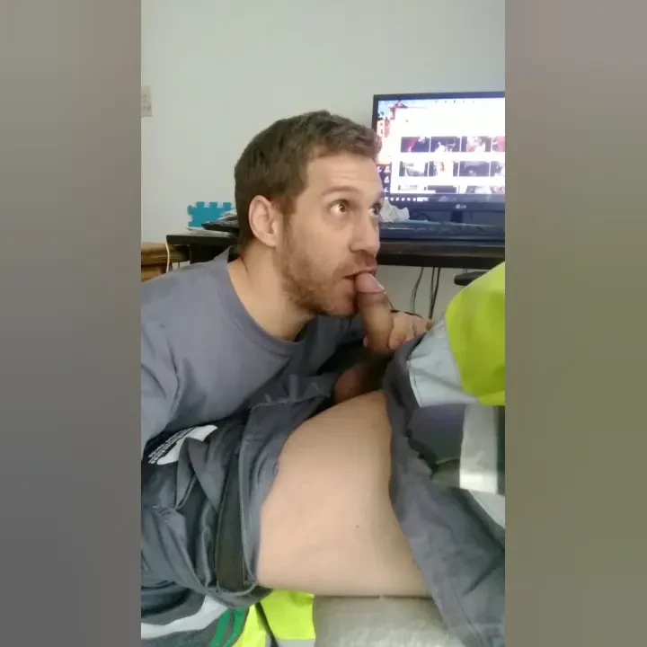 Sucking to a worker street guy who was horny and came for give me his 