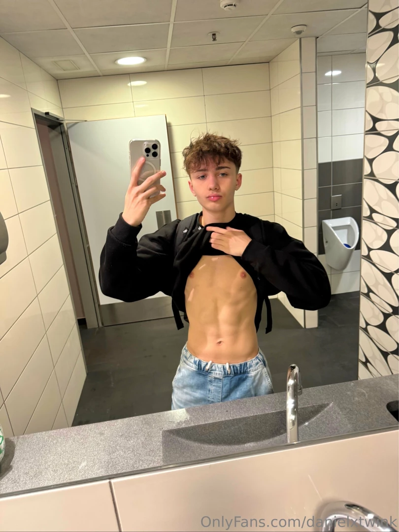 danielxtwink - I was so horny at the gym so i jerked off and the floor was full of 