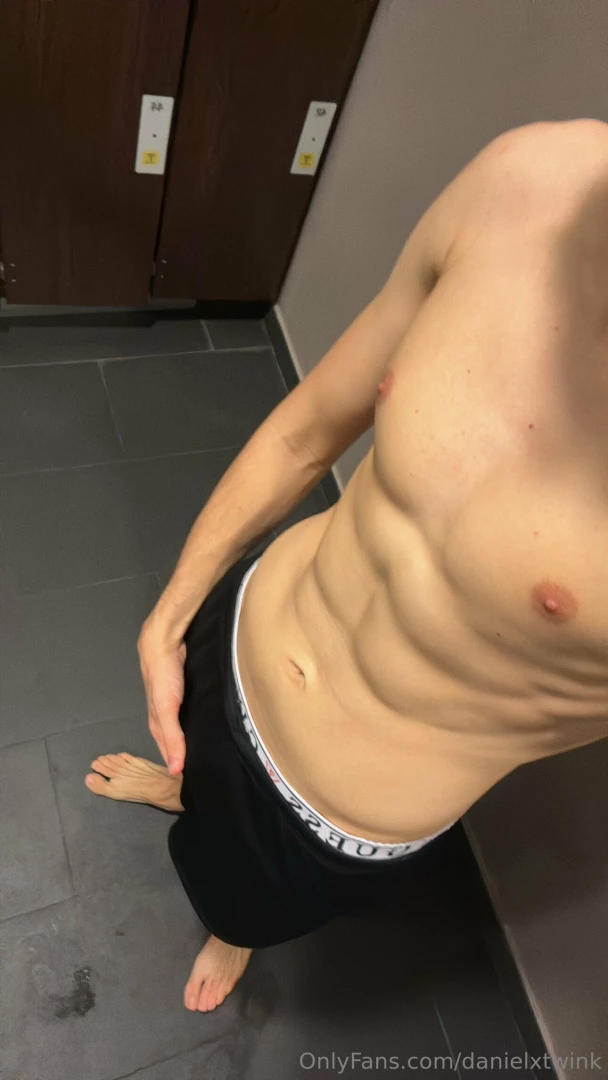 danielxtwink - I was so horny at the gym so i jerked off and the floor was full of part 1 