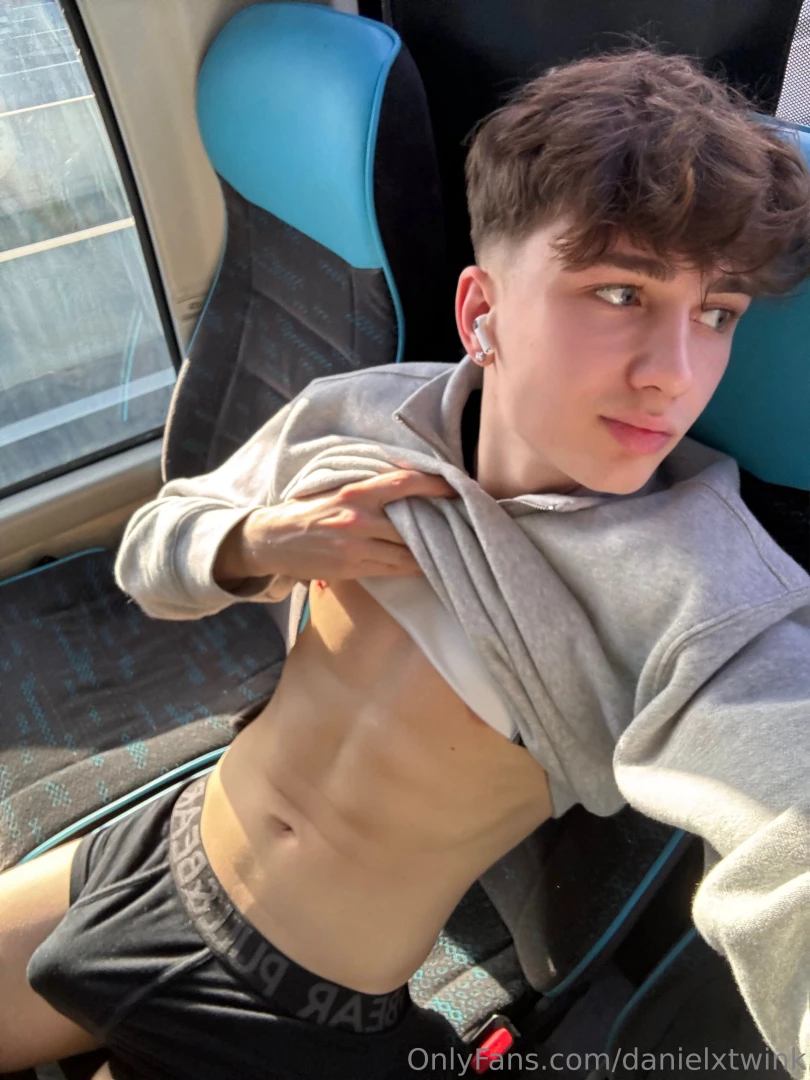 danielxtwink - I was alone at the end of the bus and i was so horny hahaha part 2 