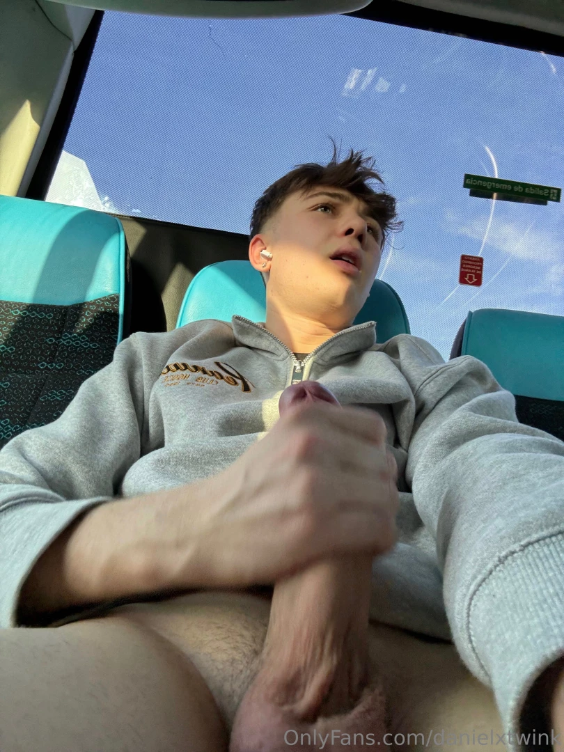 danielxtwink - I was alone at the end of the bus and i was so horny hahaha 