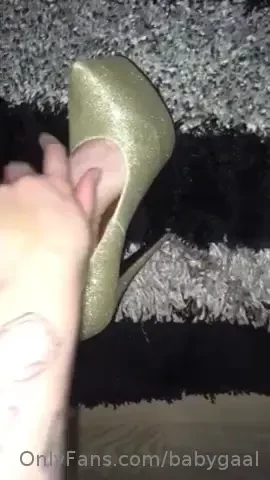 Worship my gold heels 