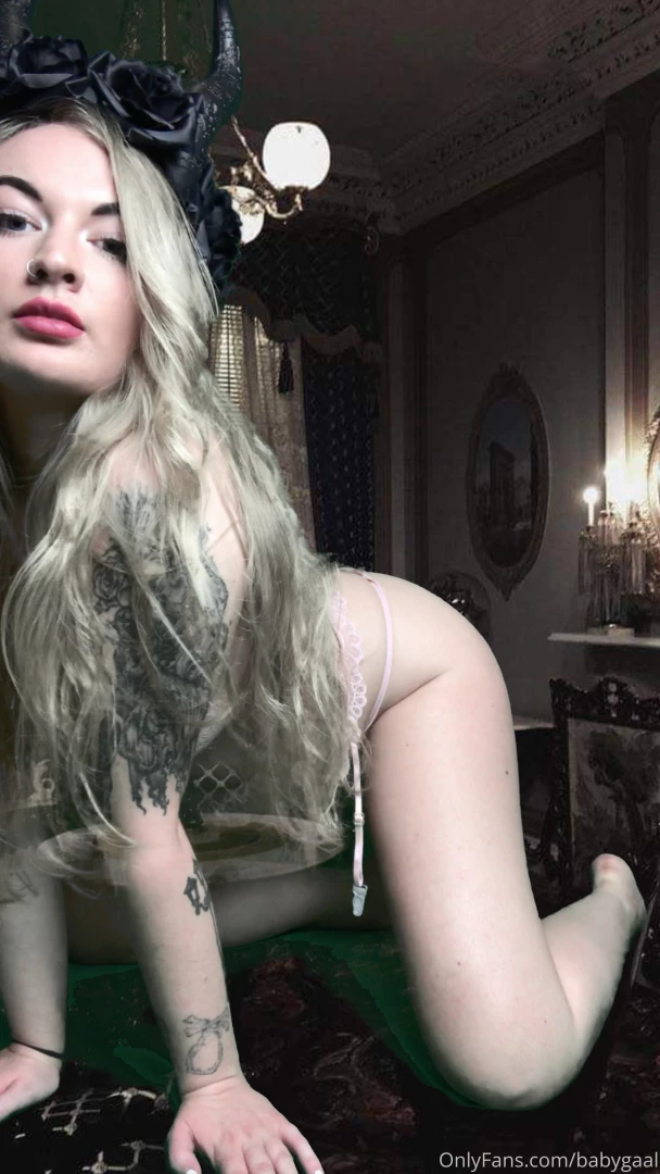 The photos get spicier as u scroll also the green screening gets 