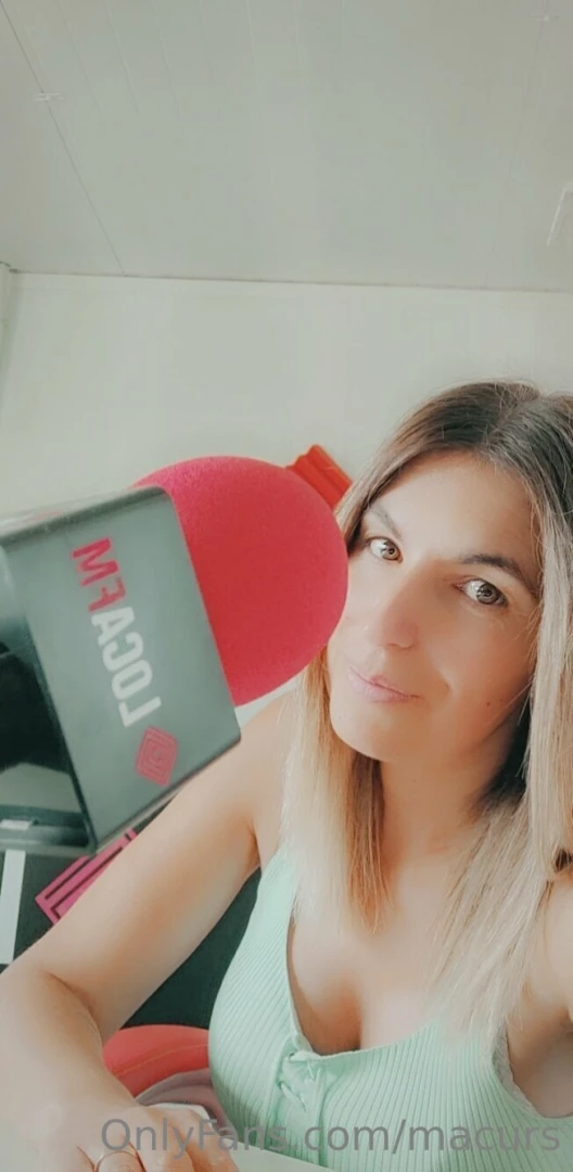 Os deseo una buena noche caliente y con un buen micro entre las manos 