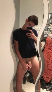 Salut les mecs je vous partage une photo de moi 19 ans c est une des