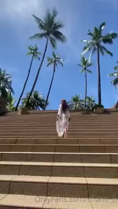 I look great against the background of palm trees 