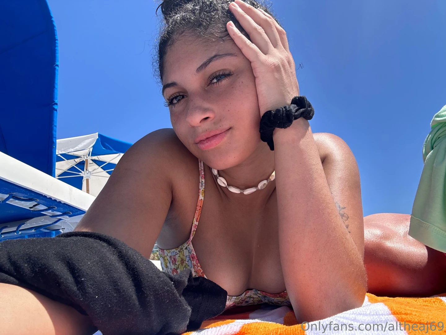 Think i should play with my pussy at the beach this weekend give me a part 1 