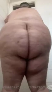 Ass jiggles to brighten up your day