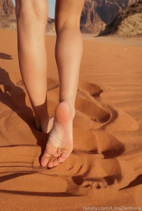 The sand of desert is the best natural scrub barefoot toe legs foot