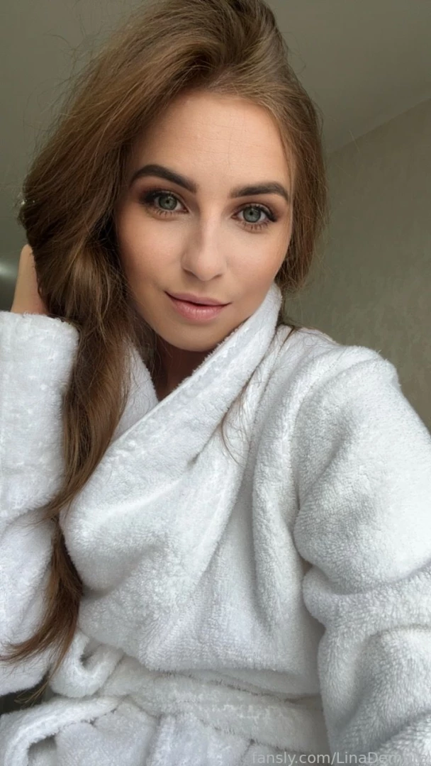 I send you my kiss and my good mood petite selfie 
