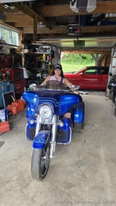 La fille qui fait semblant de savoir faire de la moto l instant d un