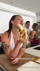 Le baje el novio a mi amiga mientras ella com a una banana d jame una
