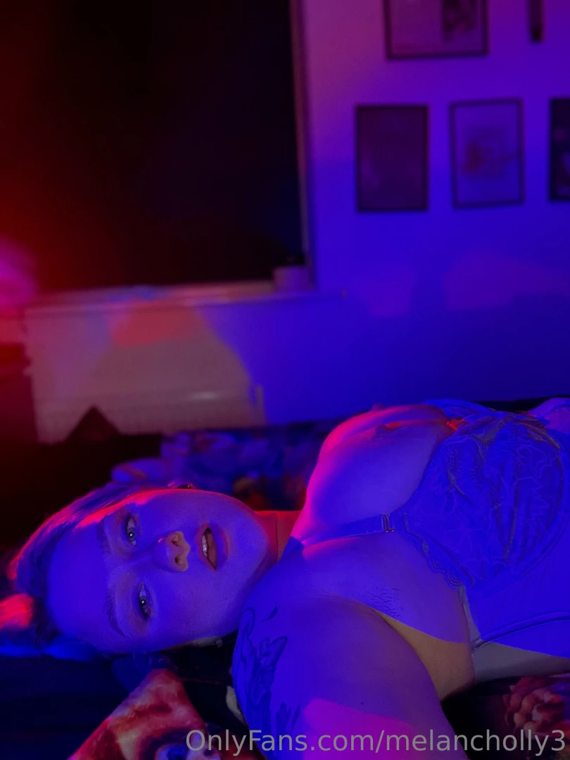 How i lie on the bed waiting for you to message me 