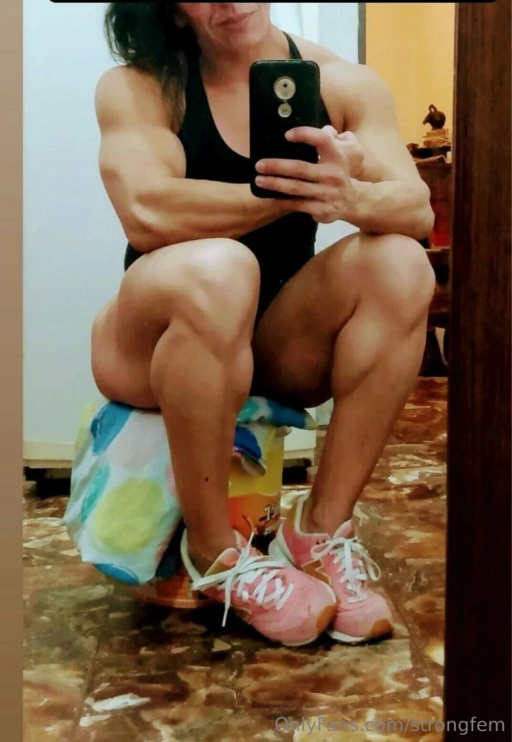 I am a woman with muscles do you like them talk to me in my chat baby 