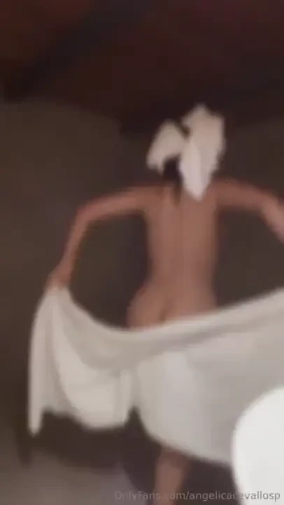 Dos mujeres solas en la duch4 disfruta vernos blogkarenbelen 