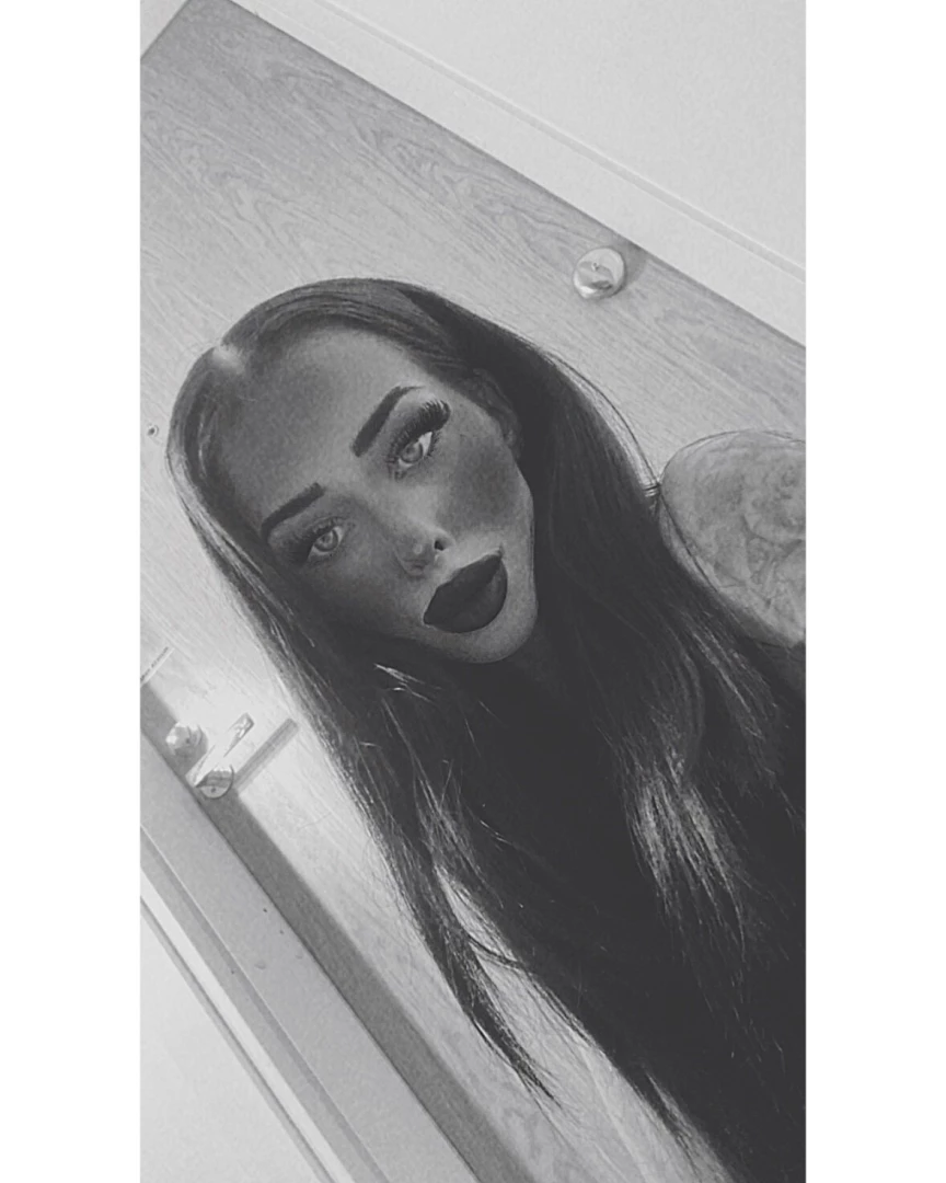 Some selfies to this point fell in love with this bl00d red coloured 