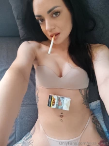 Hello weekend sore throat is coming from smoking too many cigarettes