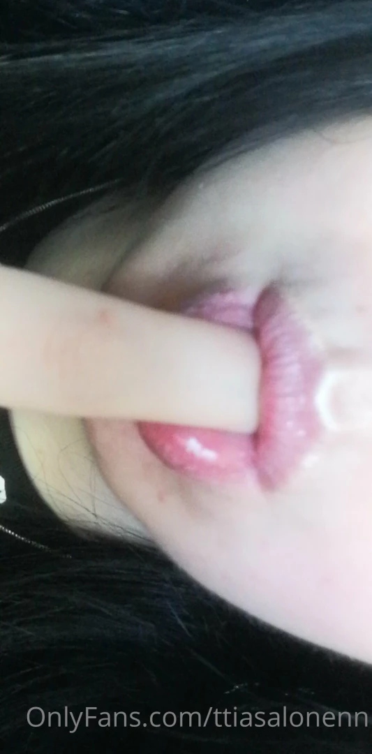 Mult l ytyy jostain samanlainen kuva mut sormen tilalla banaani 