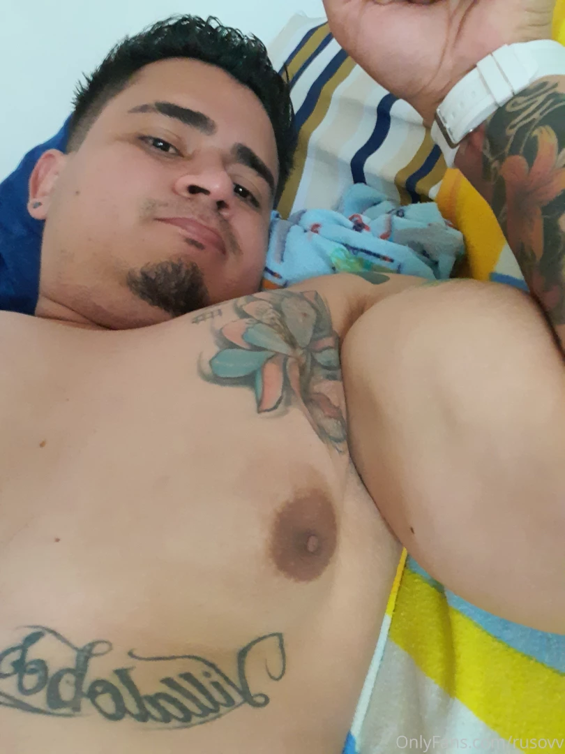 Sin camiseta quien me quiere oler hoy y chupar 