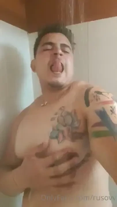 Ducha y escupir y llenar mis pesones de leche quienes quieren este 