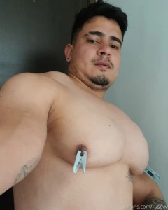 Que rico sentir esto en mis pesones quiero lengua de uds en mis