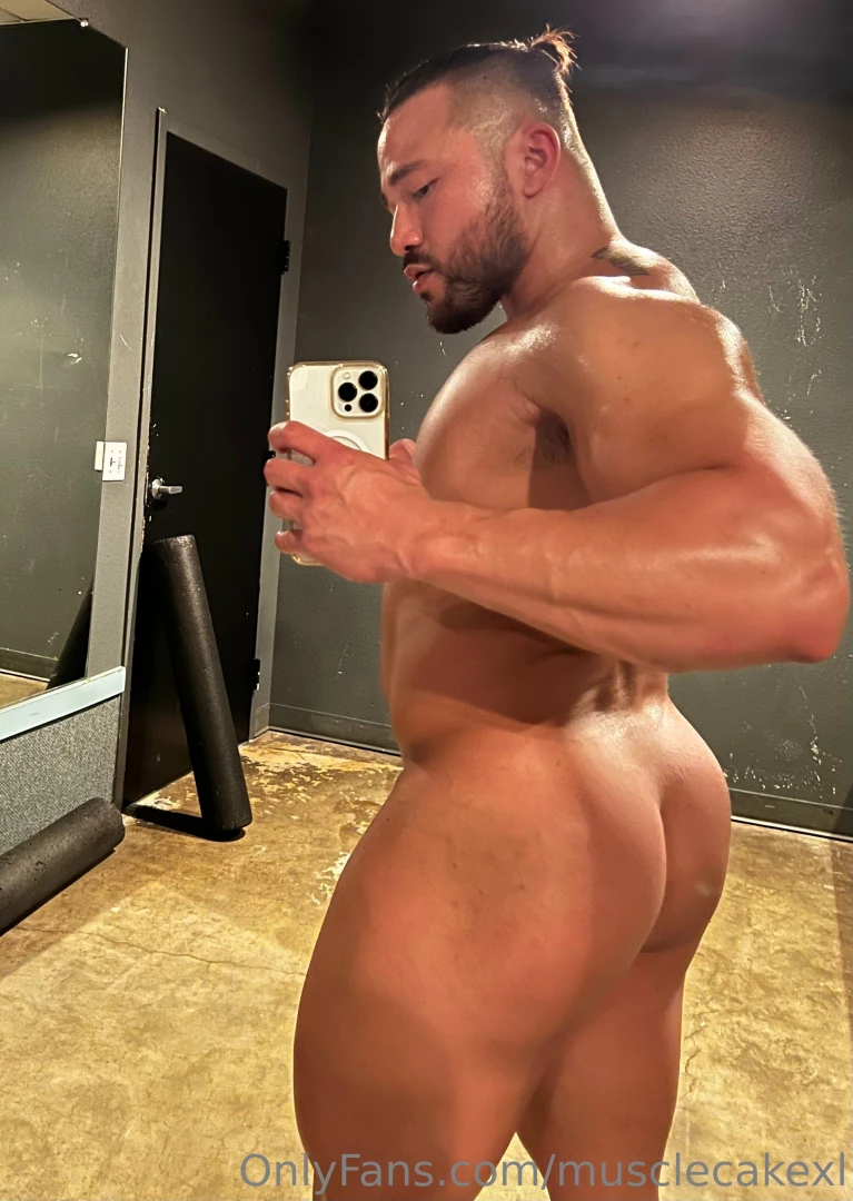 So sweaty after leg day help me dry off 