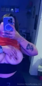 Juguetearme las tetas y que los pezones se me vayan poniendo duritos