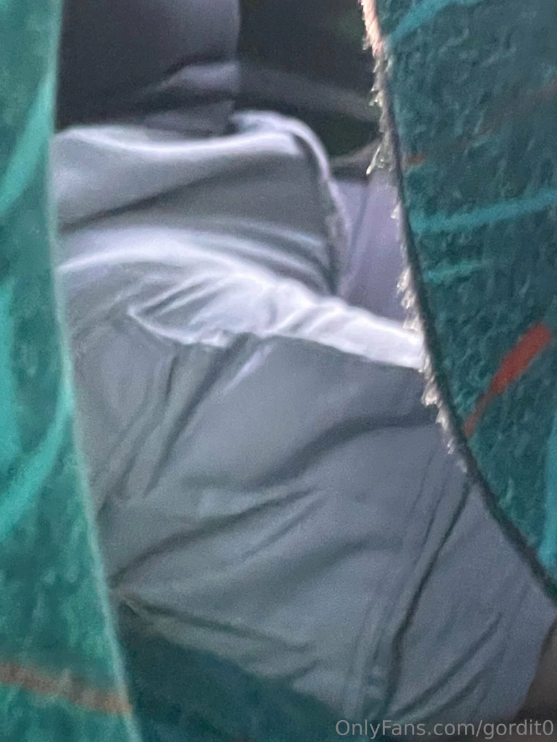 Que rico bulto se le marco a este chavo 