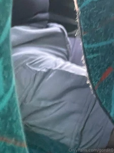 Que rico bulto se le marco a este chavo