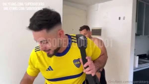 Despu s de un intenso partido de futbol mi amigo me espera en su casa