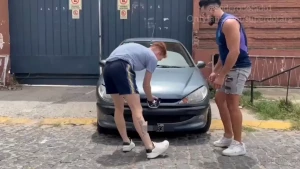 Le arreglo el auto y me lleva a su casa i repair the car and he takes