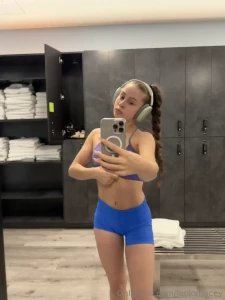 Describe me with only emojis