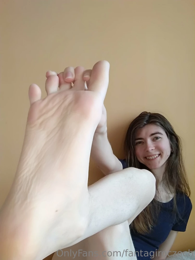 New photoset lot of pics of sweaty unwashed hair unshaved legs foot 