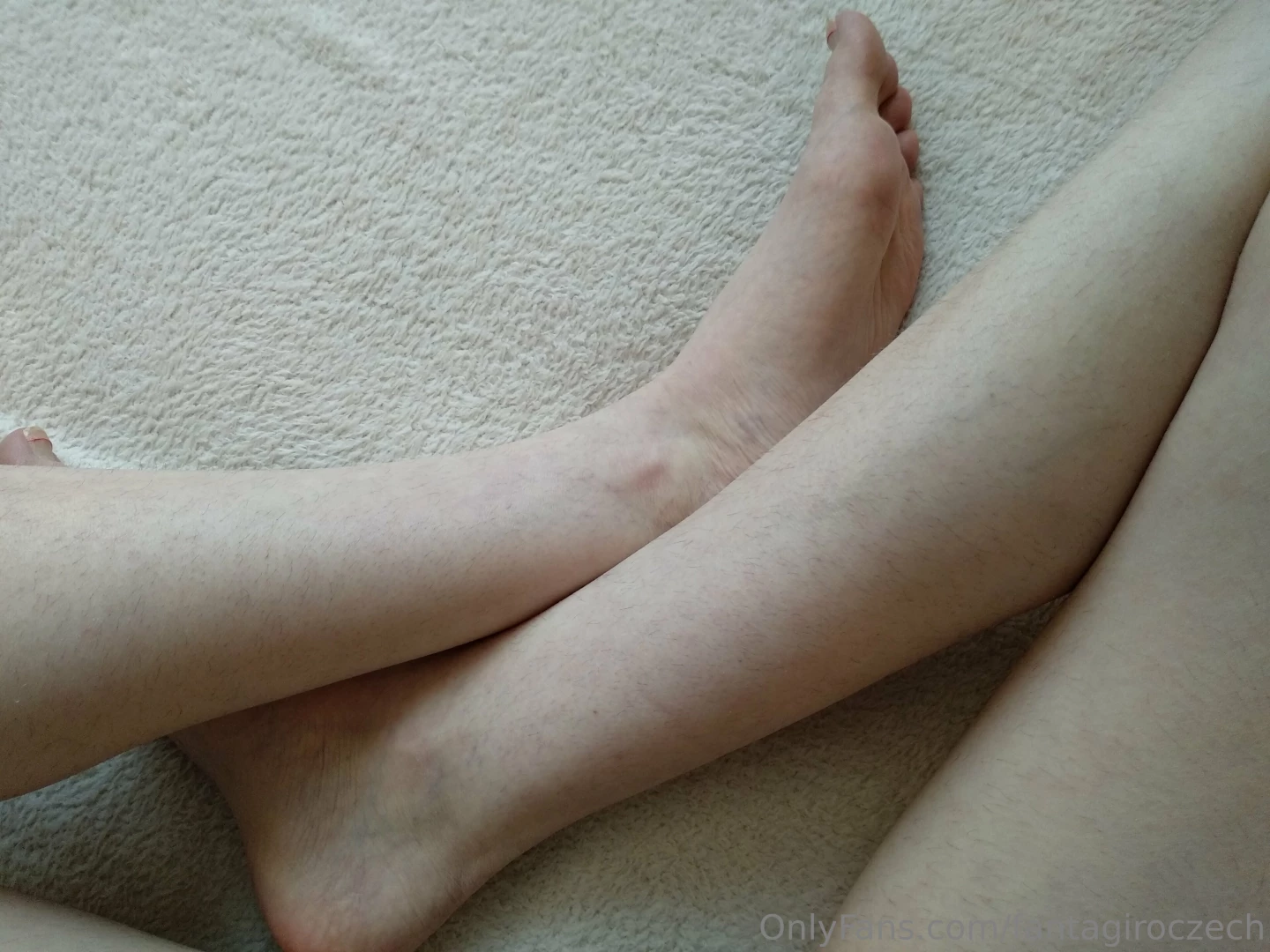 New photoset lot of pics of sweaty unwashed hair unshaved legs foot part 13 