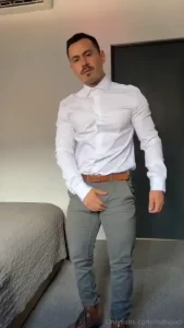 Te toca acompa ar al jefe a un viaje de trabajo llegan al hotel y