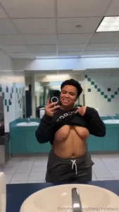 Here s my lifts from this week and some empty movie theater bathroom