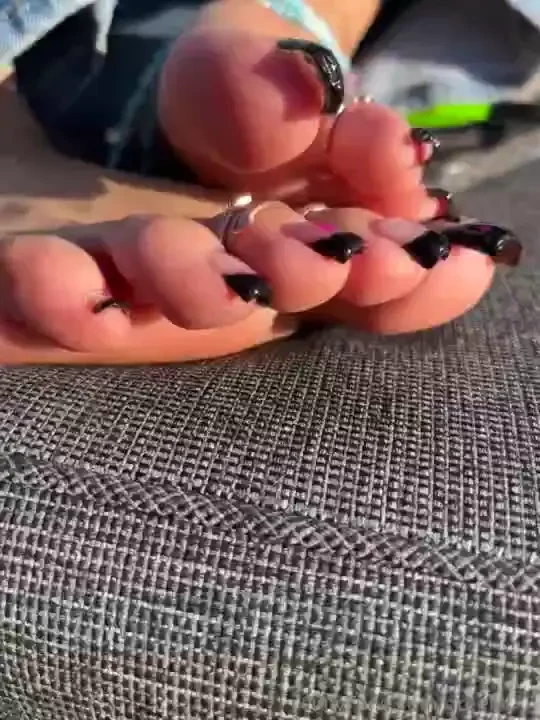 I love the feeling of the golden sun on my pretty feet giving u some part 4 