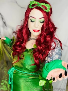 Happy halloween unlock to seee my spicy poison ivy cosplay part 1