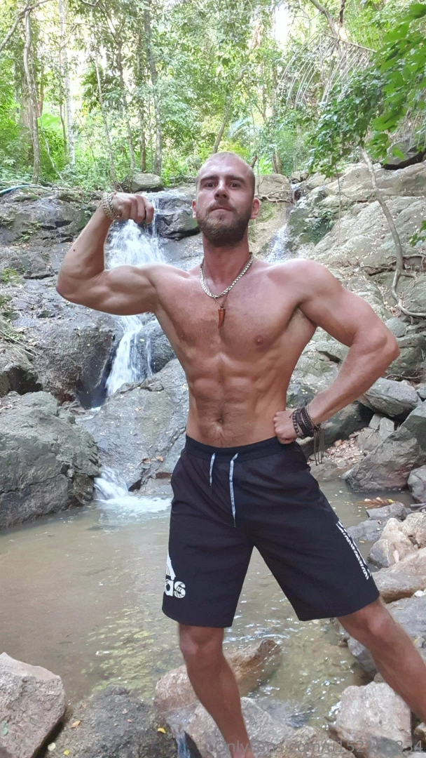 Jungle guy in the middle of flex part 1 