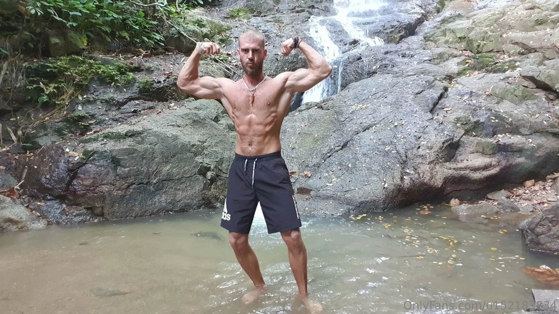 Jungle guy in the middle of flex 