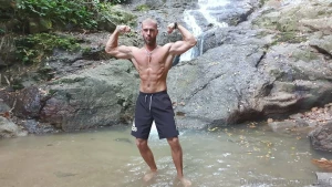 Jungle guy in the middle of flex