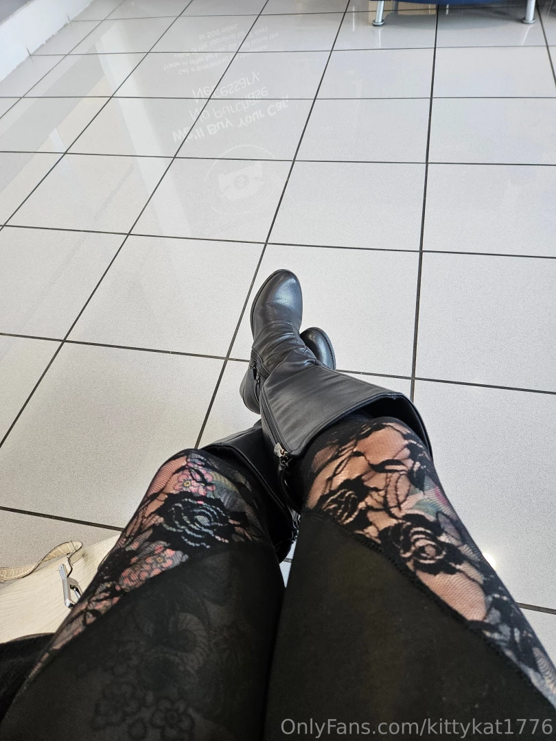 Waiting for the dealership to change the oil in my truck i guess i 