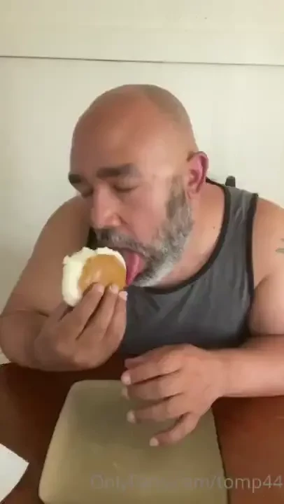 A unedited version of a video i did for tiktok just a guy eating a 