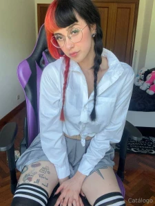 Me encanta llevar uniformes y trencitas
