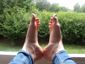 Suck my toes and worship my feet