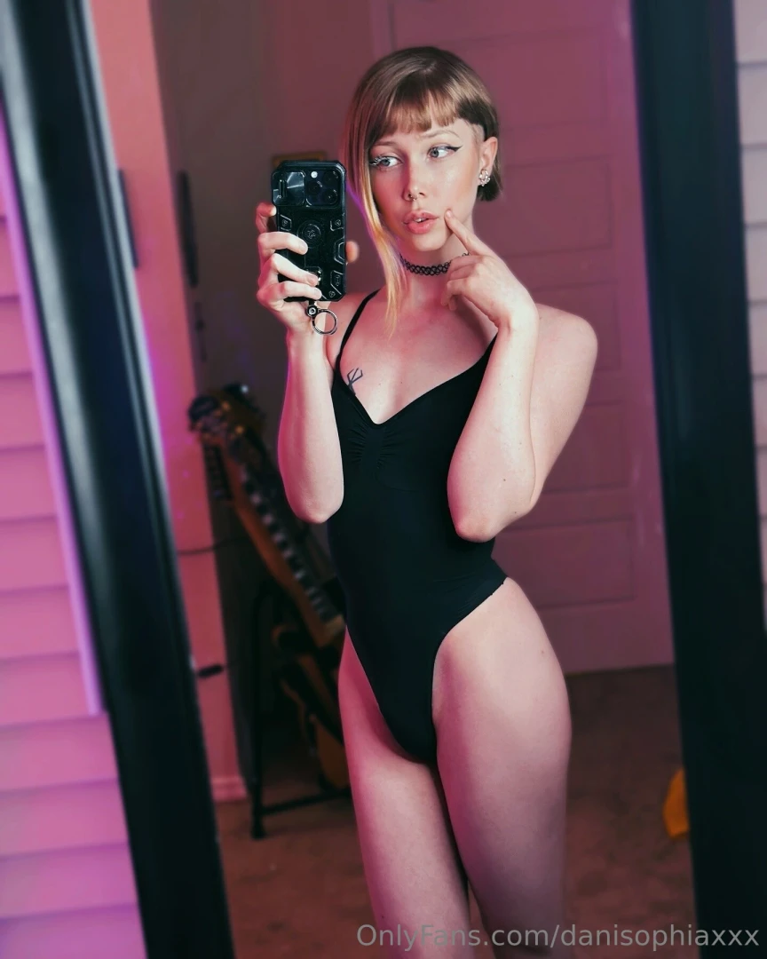 Ever wonder how i stroke this girlcock 