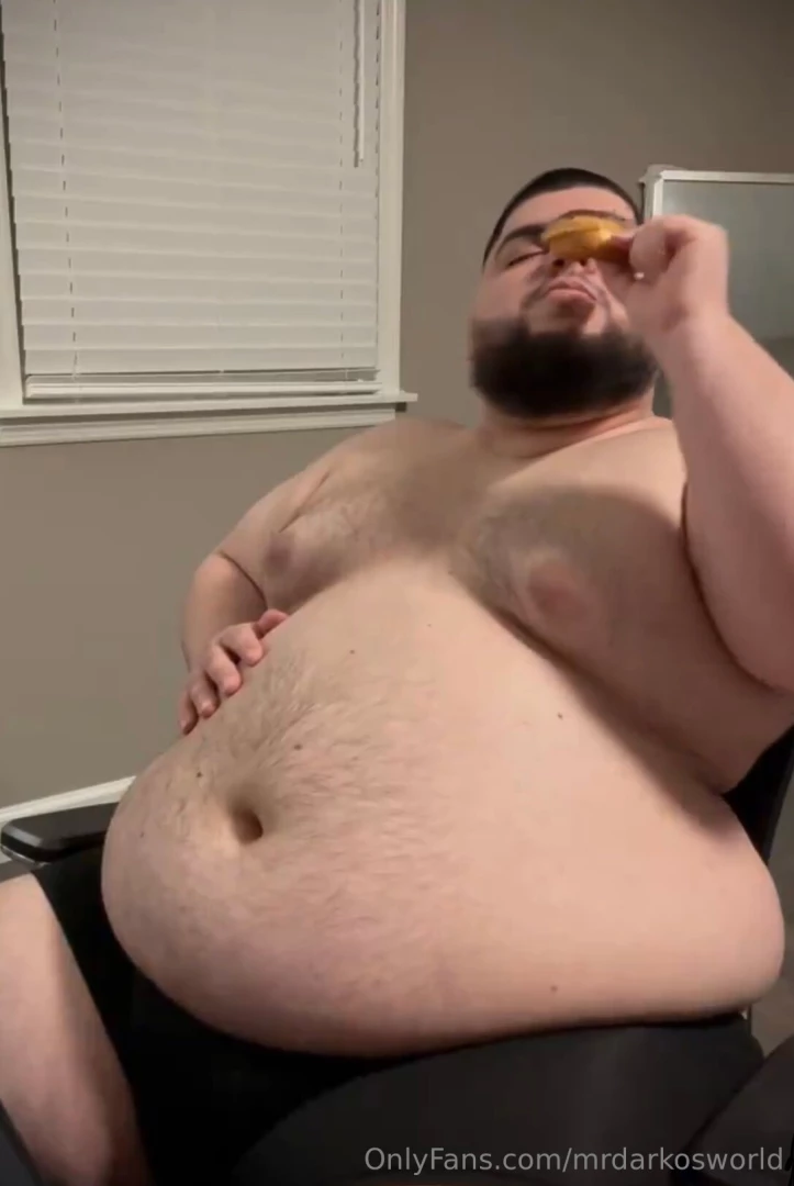 Wellll i never lie here he is fatgainer96 stuffing himself and 