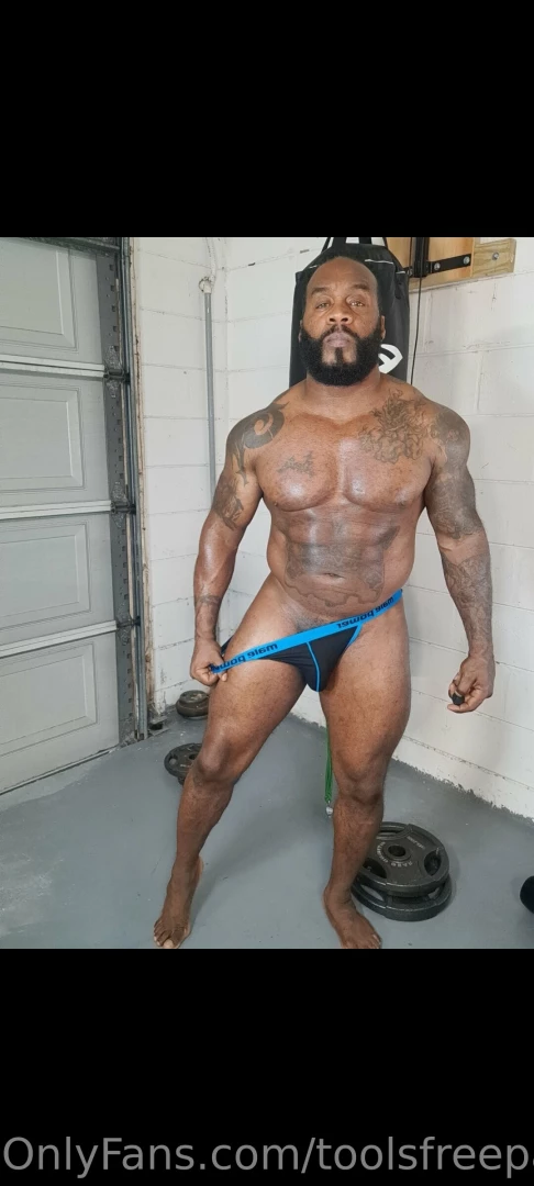 Daddy is ready to drop these for you 