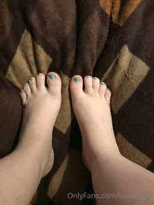Who likes feet damn i want my toes sucked on